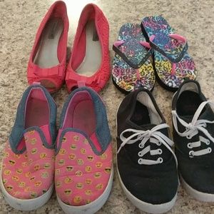 Girls Size 2 Play Shoes Read⬇️⬇️